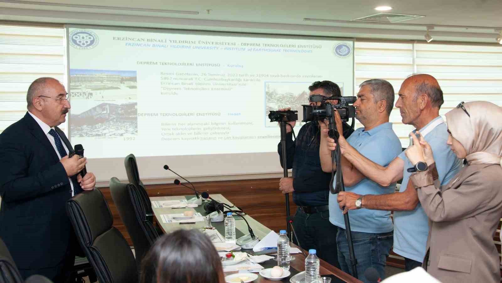 Rekt&ouml;r Levent ve Deprem Teknolojileri Enstit&uuml;s&uuml; M&uuml;d&uuml;r&uuml; &Ouml;zden basınla bir araya geldi
