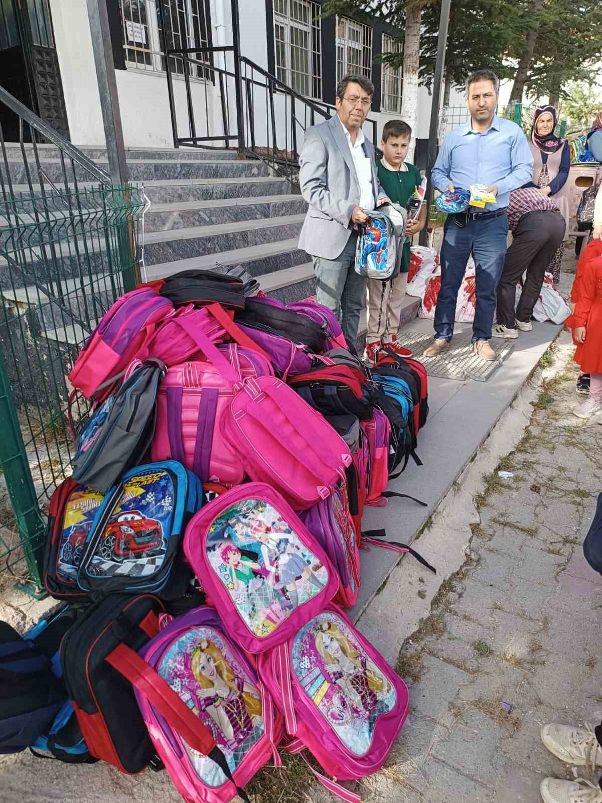 &Ouml;ğrencilerin kırtasiye ihtiya&ccedil;larını hayırsever aile giderdi
