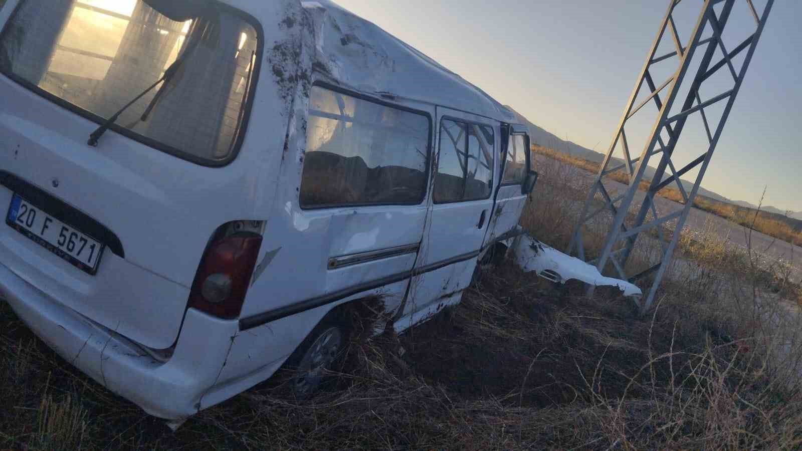 Burdur&rsquo;da minib&uuml;s devrildi: 1 yaralı
