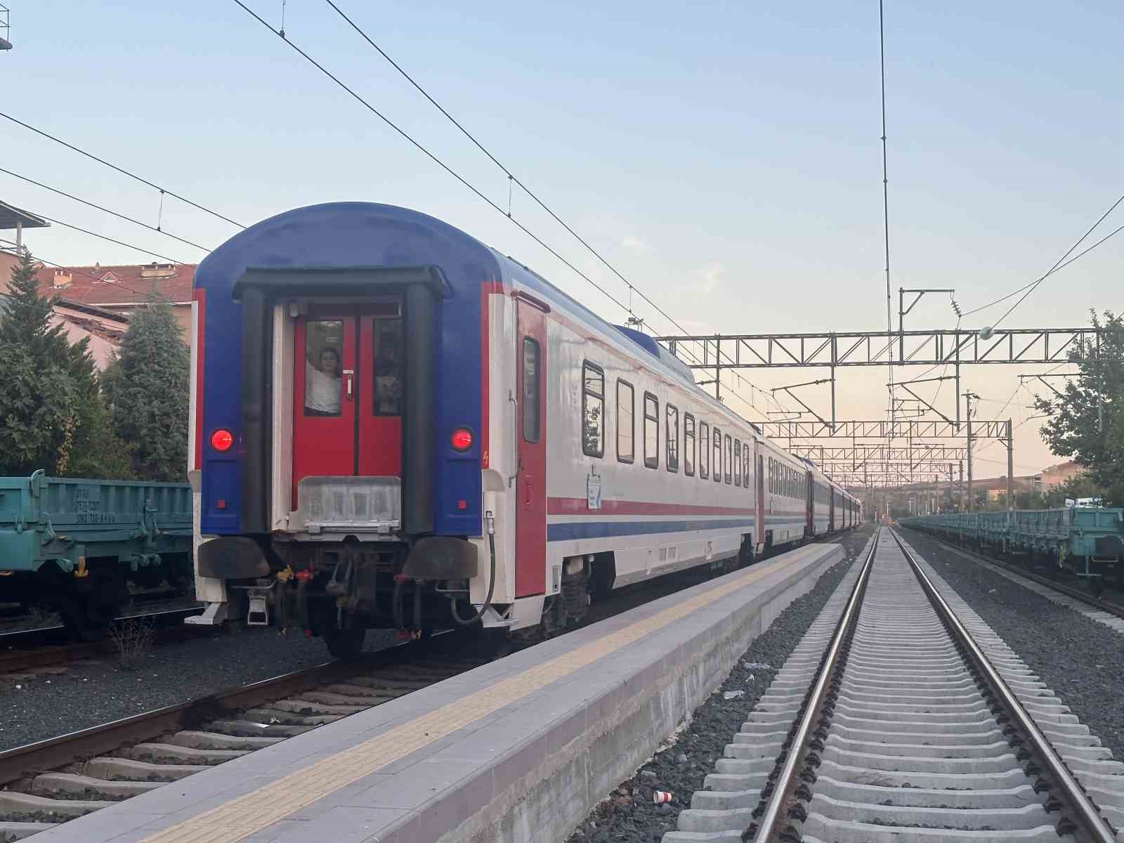 Hareket eden trenden atlayan kadın ölümden döndüundefined