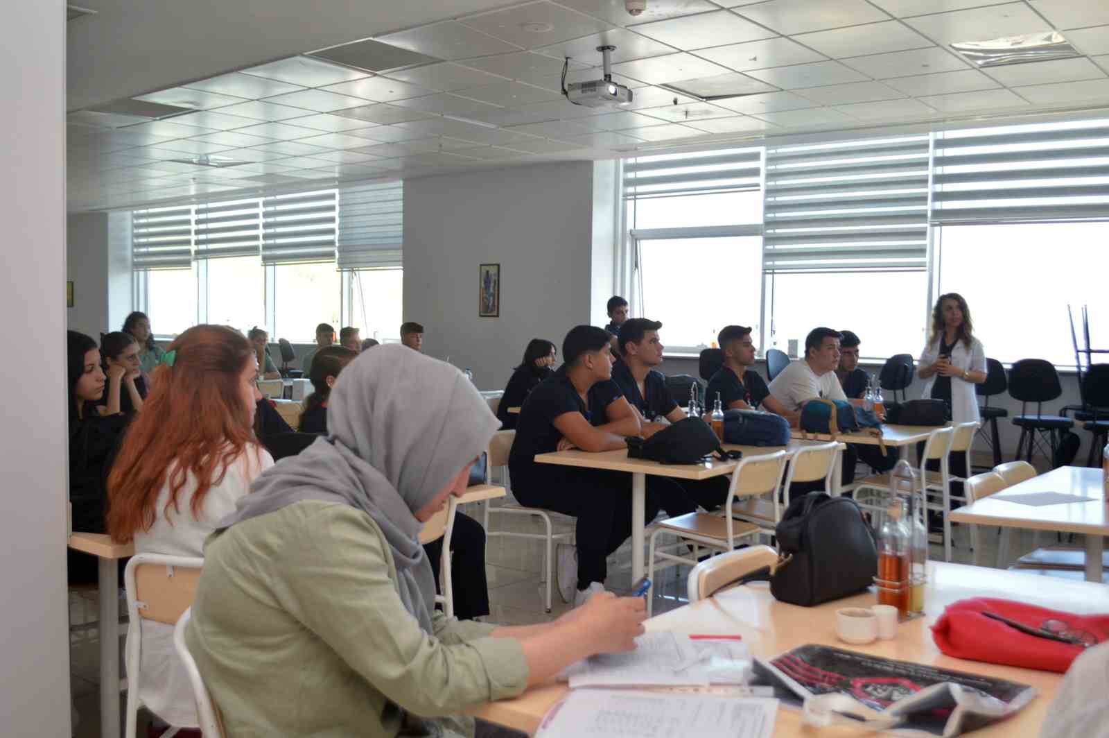 İlk dönem Sağlık Meslek Lisesi öğrencilerine oryantasyon eğitimi