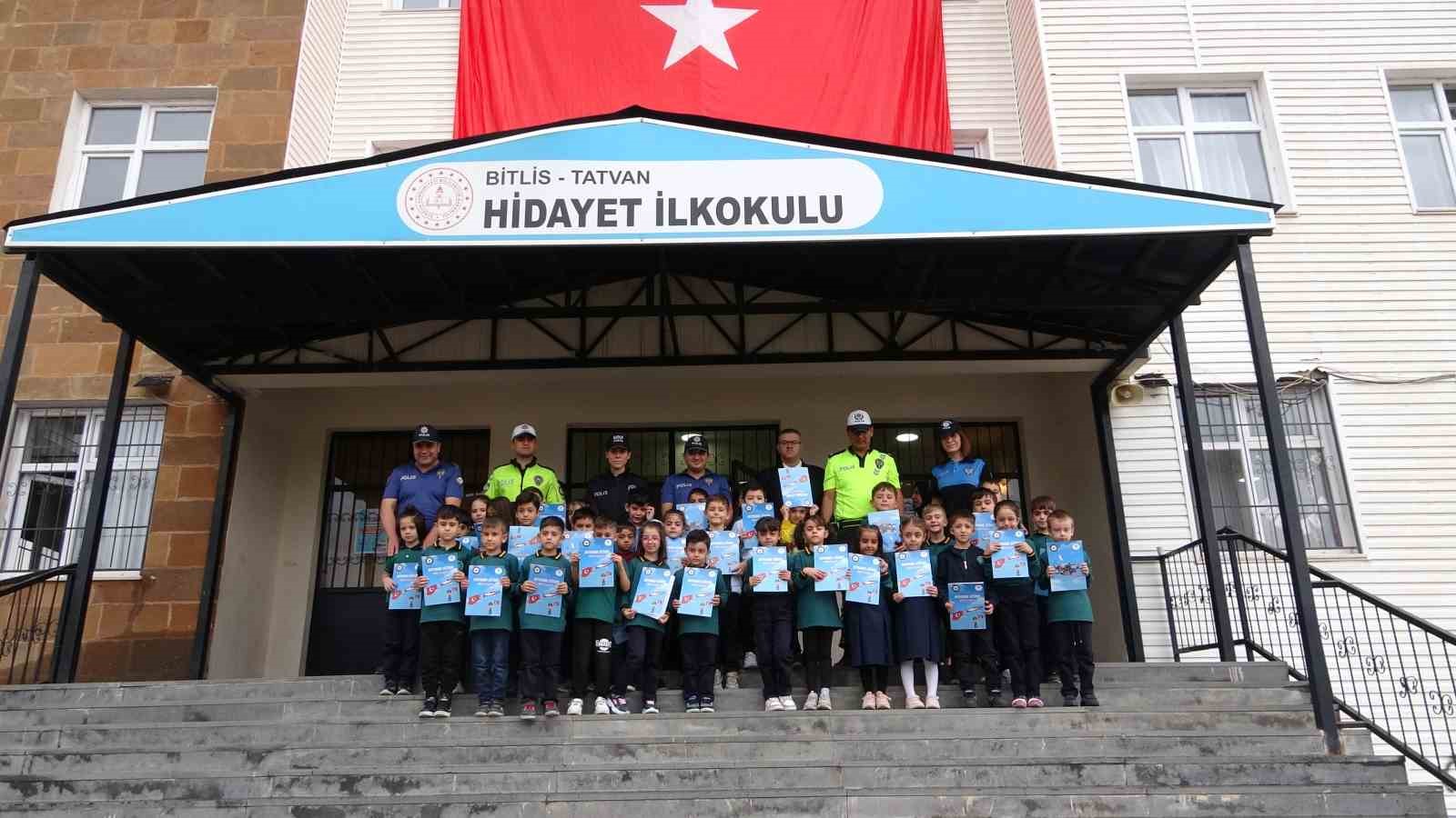 Tatvan’daki minik öğrencilere “Milli Projeler” temalı boyama kitabı dağıtıldı