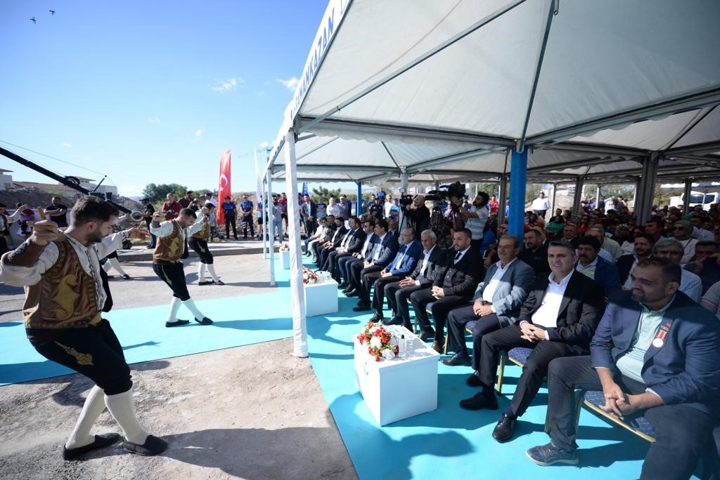 Kahramankazan  Belediyesi&rsquo;nden kapalı halı saha kompleksi hizmeti
