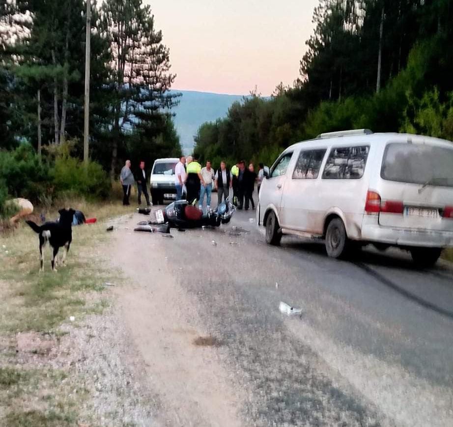 Minibüsle çarpışan motosikletin sürücüsü hayatını kaybetti
