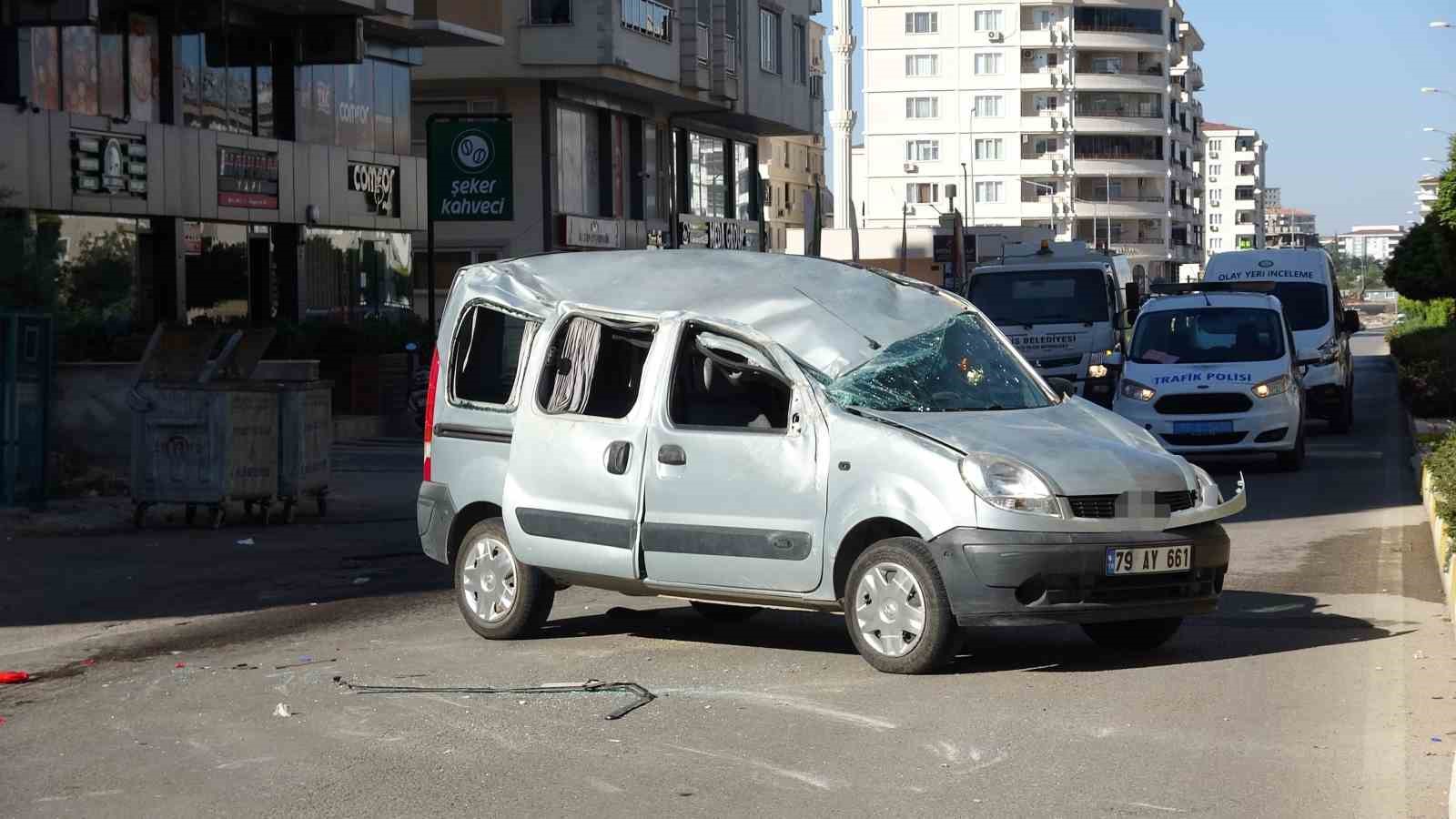 Hafif ticari araç kazada hurdaya döndü: 2 yaralı