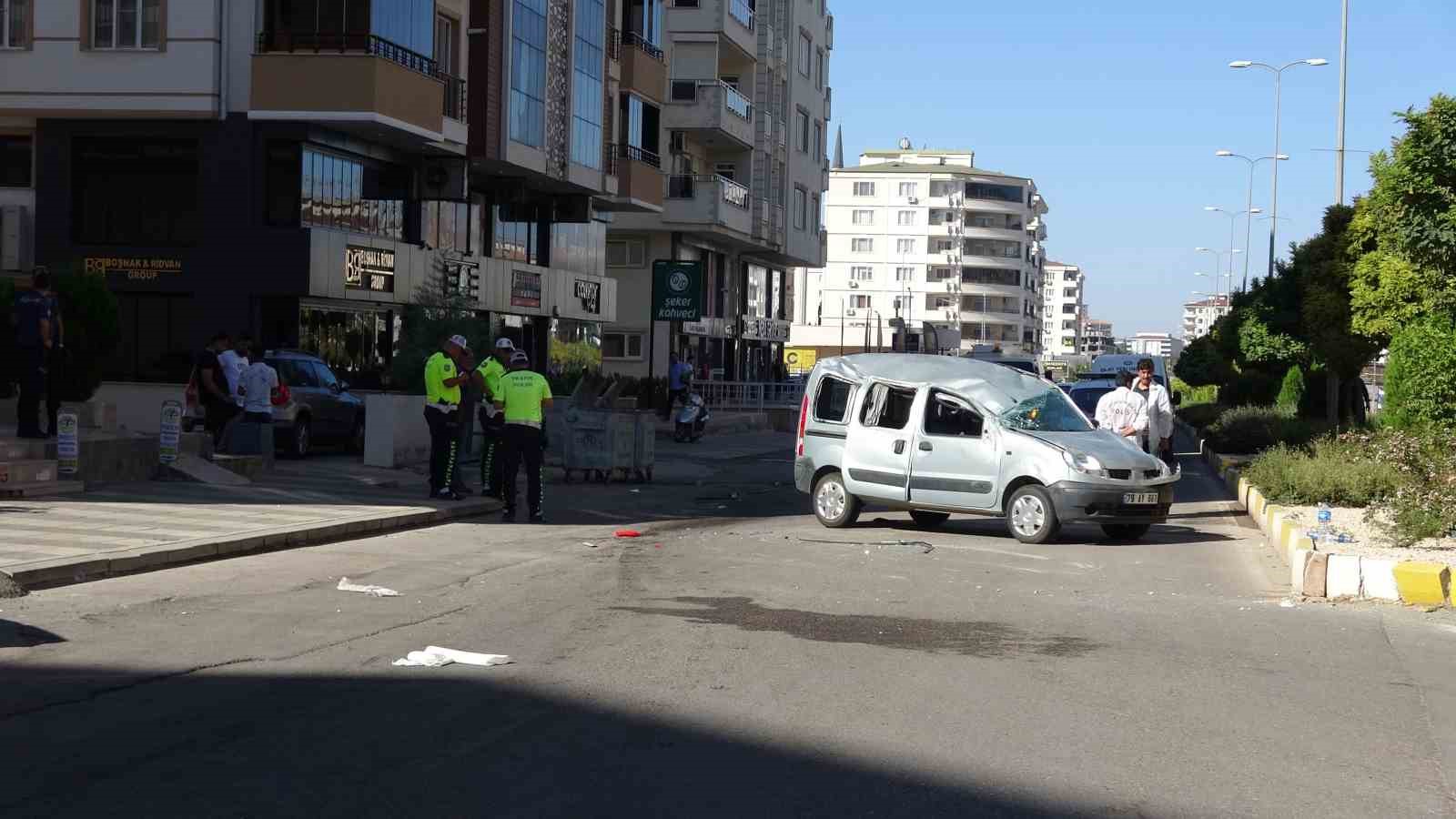 Hafif ticari araç kazada hurdaya döndü: 2 yaralı
