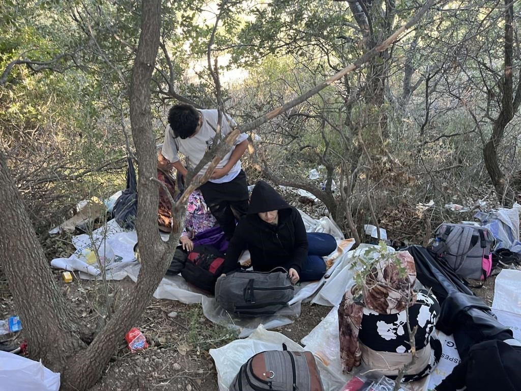 Ayvacık&rsquo;ta 14 ka&ccedil;ak g&ouml;&ccedil;men ile 1 g&ouml;&ccedil;men ka&ccedil;ak&ccedil;ısı yakalandı
