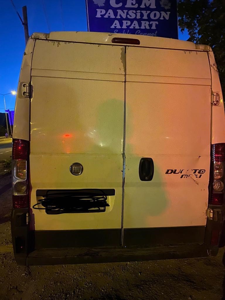 Jandarma Ayvacık&rsquo;ta yol kontrollerinde minib&uuml;s i&ccedil;inde 550 kilogram canlı deniz patlıcanı ele ge&ccedil;irdi
