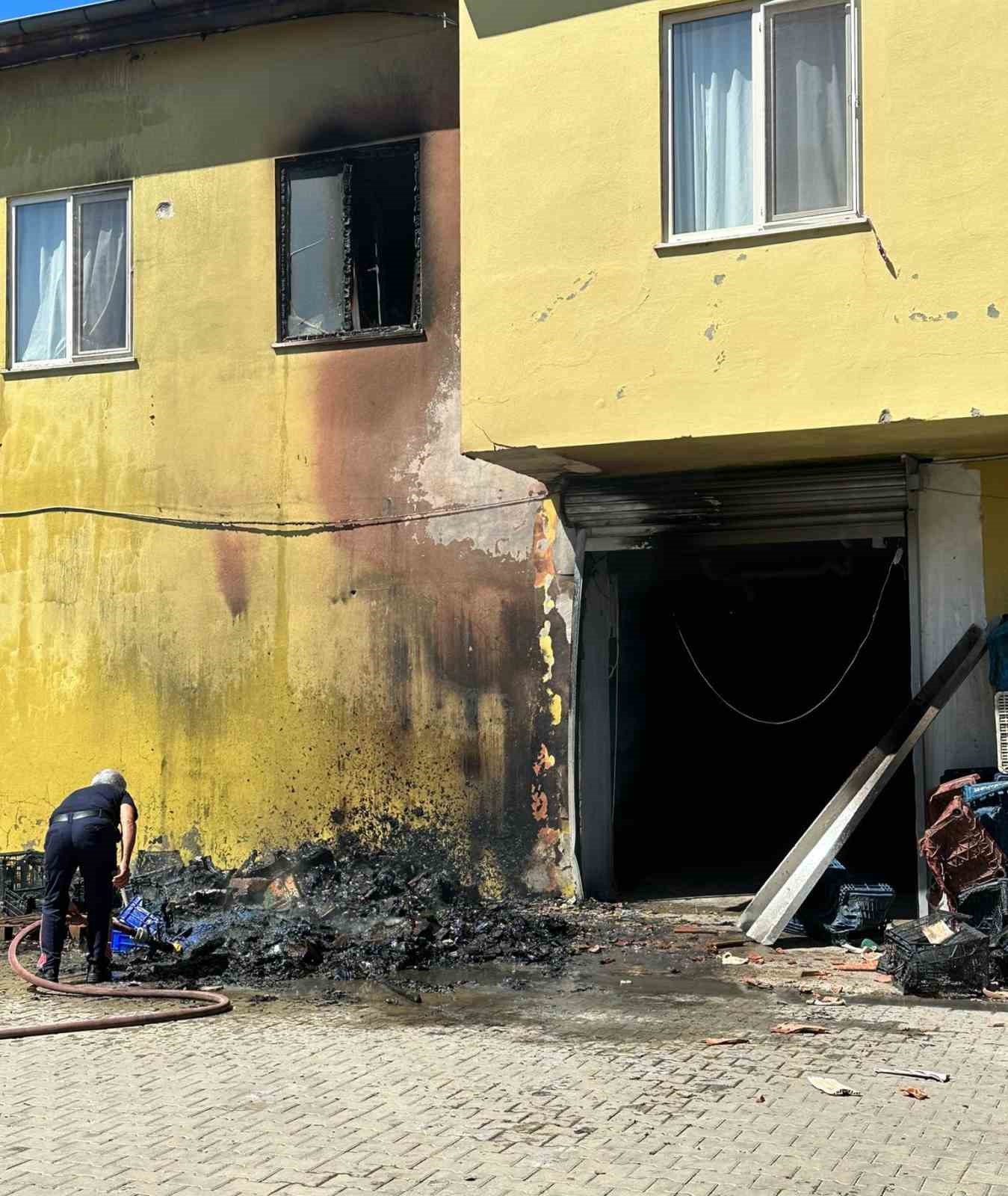 Sebze meyve deposundaki yangın büyümeden söndürüldü