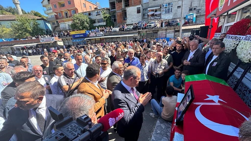 G&ouml;&ccedil;&uuml;kte hayatını kaybeden madenci son yolculuğuna uğurlandı
