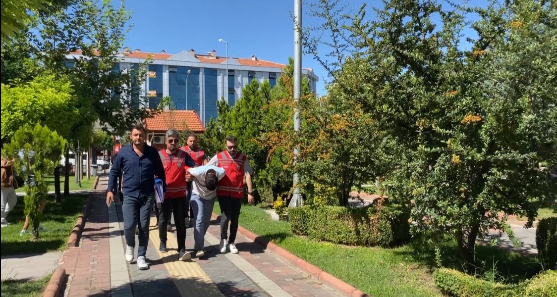 Kendilerini ’polis’ olarak tanıtıp 1 milyon 758 bin lira dolandıran 4 şahıs tutuklandı