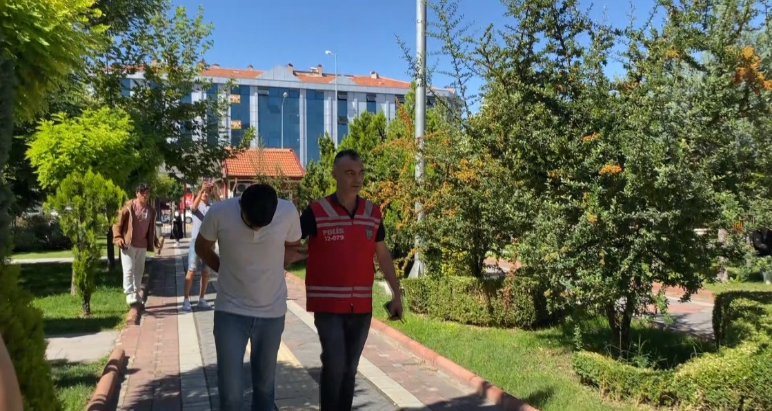 Kendilerini &rsquo;polis&rsquo; olarak tanıtıp 1 milyon 758 bin lira dolandıran 4 şahıs tutuklandı
