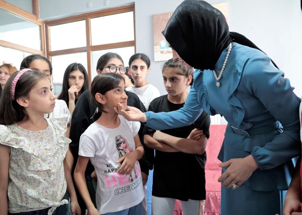 Ağrı Valisi’nin eşi, Çocukevleri Sitesi’nde çocuklarla buluştu