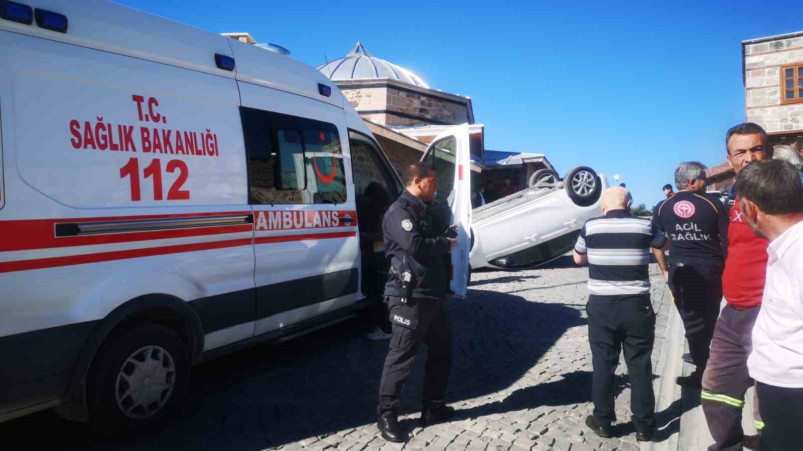 Erzurum’da trafik kazası: Araç takla attı
