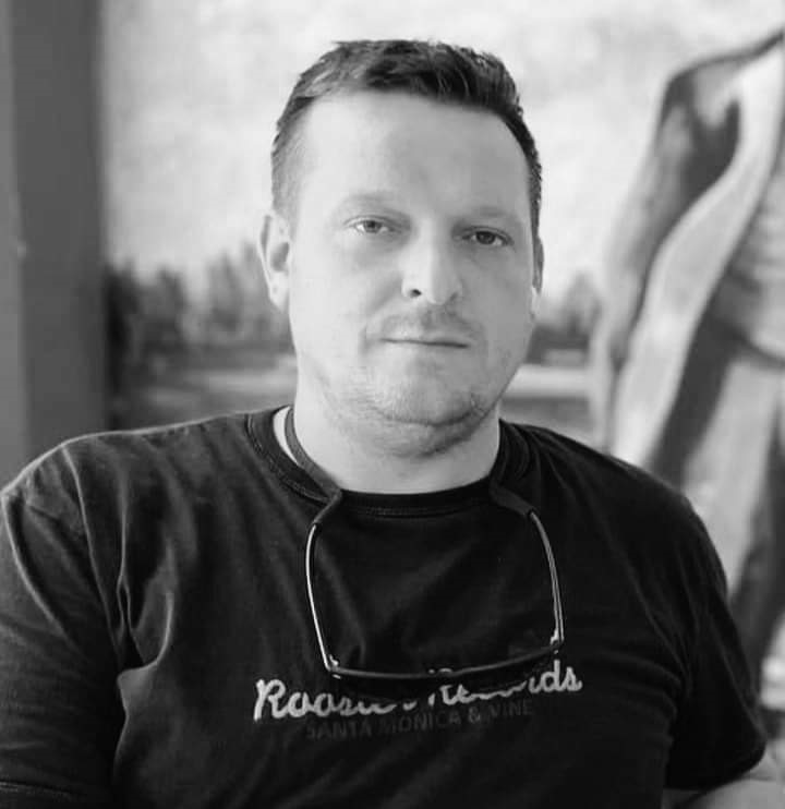 Taksicinin kapısını a&ccedil;ması gen&ccedil; gazeteciyi hayattan kopardı
