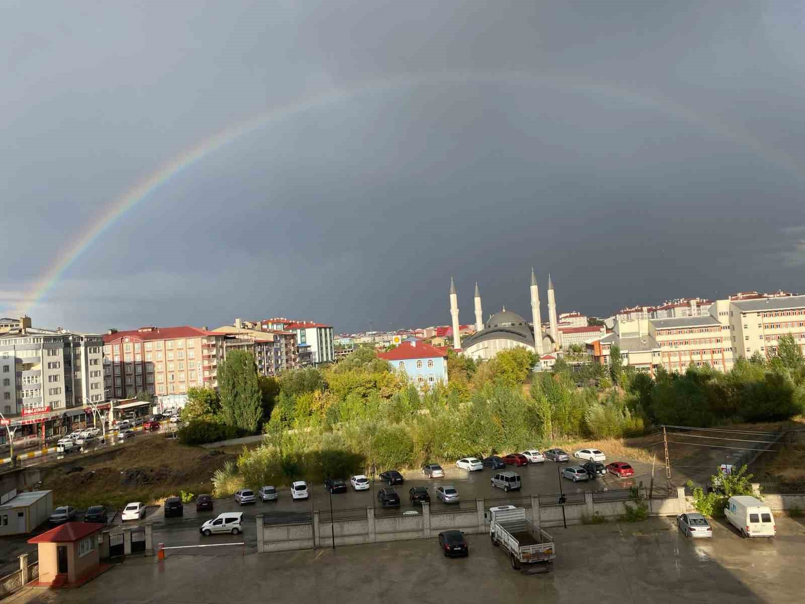 Ağrı’da yağmur sonrası gökkuşağı mest etti
