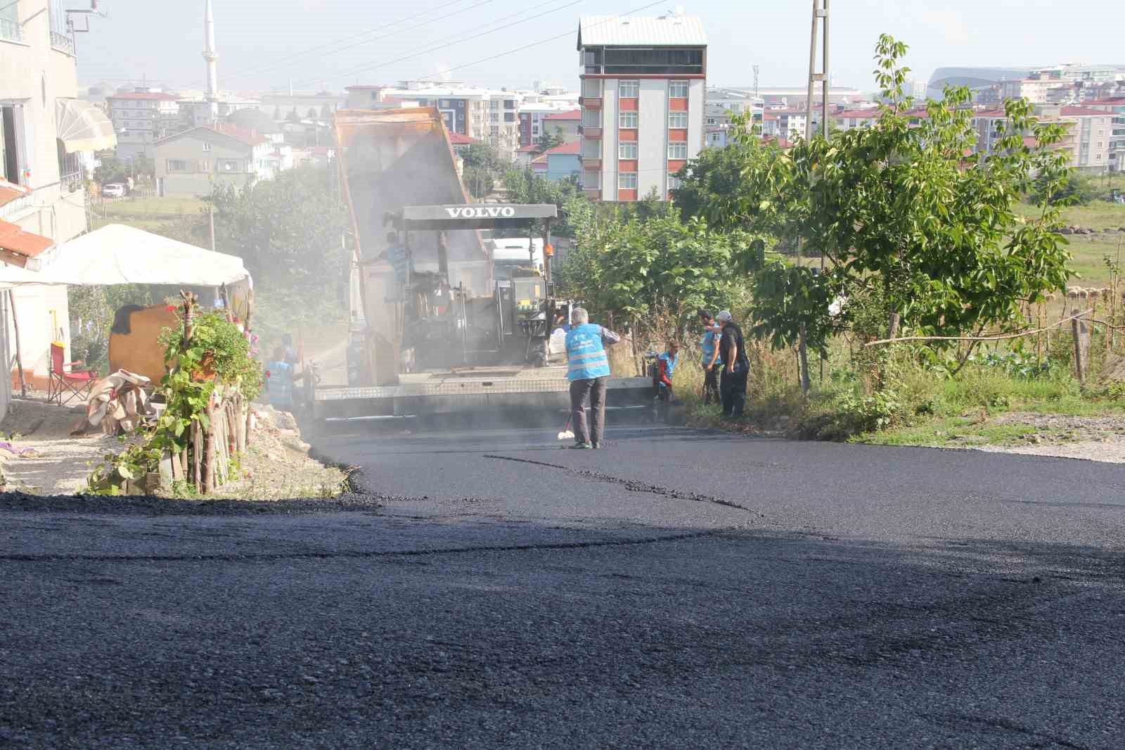 Tekkeköy’de sıcak asfalt çalışmaları sürüyor