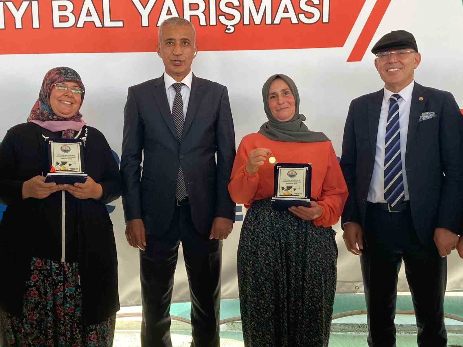 Süt sağma yarışmasında renkli görüntüler yaşandı
