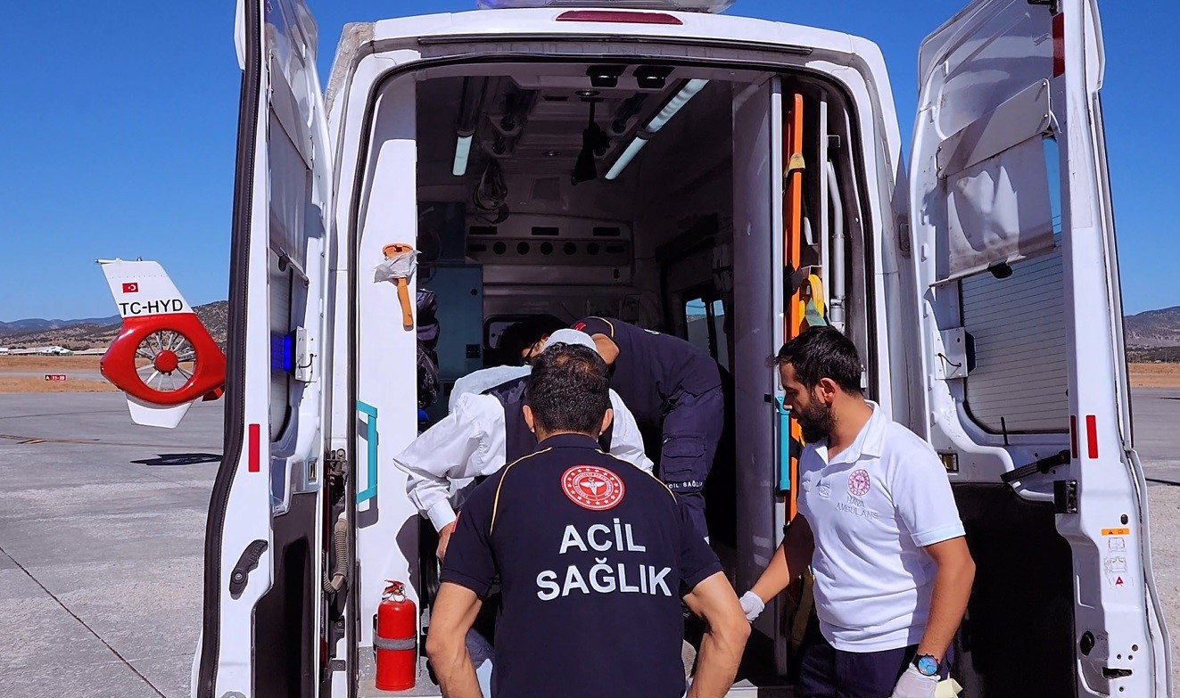 Bingöl’de ambulans helikopter yaşlı adam düşüncesince havalandı