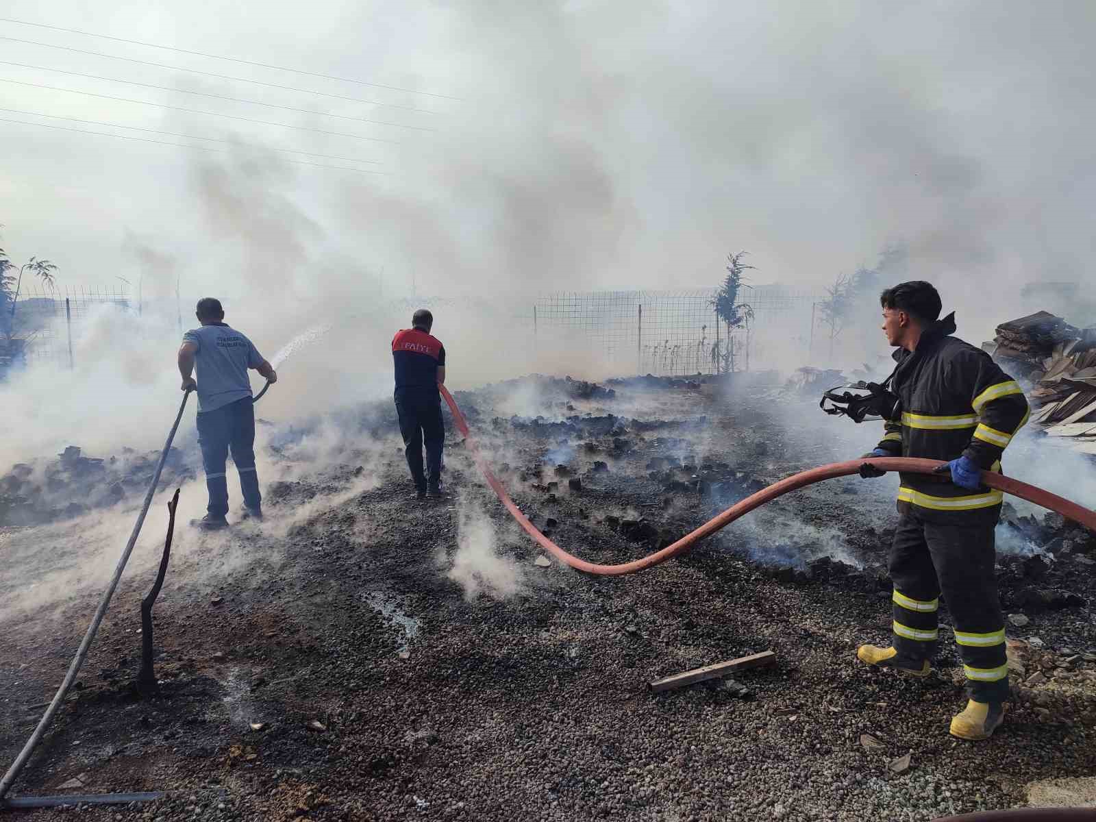 Keşan&rsquo;da depoda &ccedil;ıkan yangın b&uuml;y&uuml;meden s&ouml;nd&uuml;r&uuml;ld&uuml;
