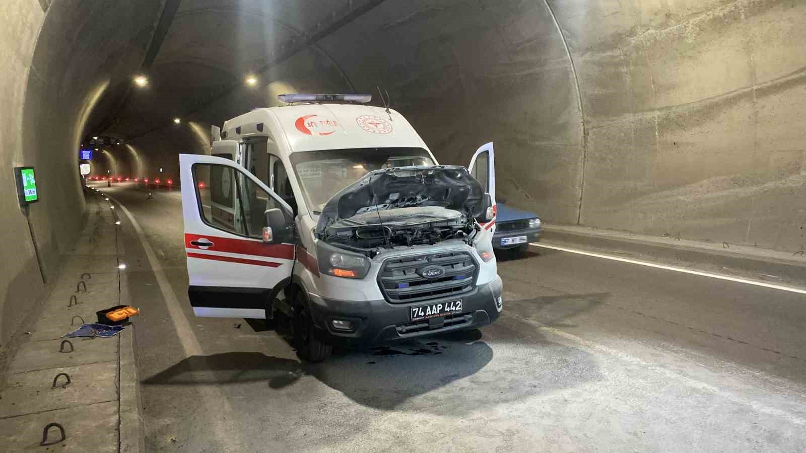 Vaka d&ouml;n&uuml;ş&uuml;nde ambulansta yangın &ccedil;ıktı

