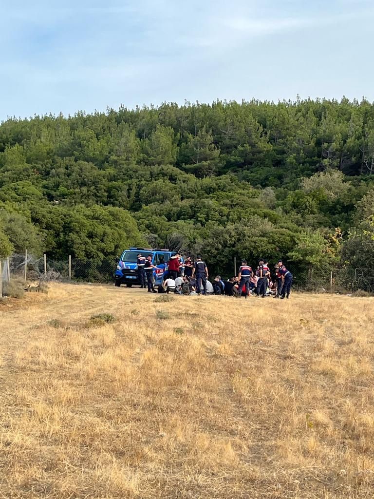 &Ccedil;anakkale&rsquo;de minib&uuml;ste 34 ka&ccedil;ak g&ouml;&ccedil;men yakalandı
