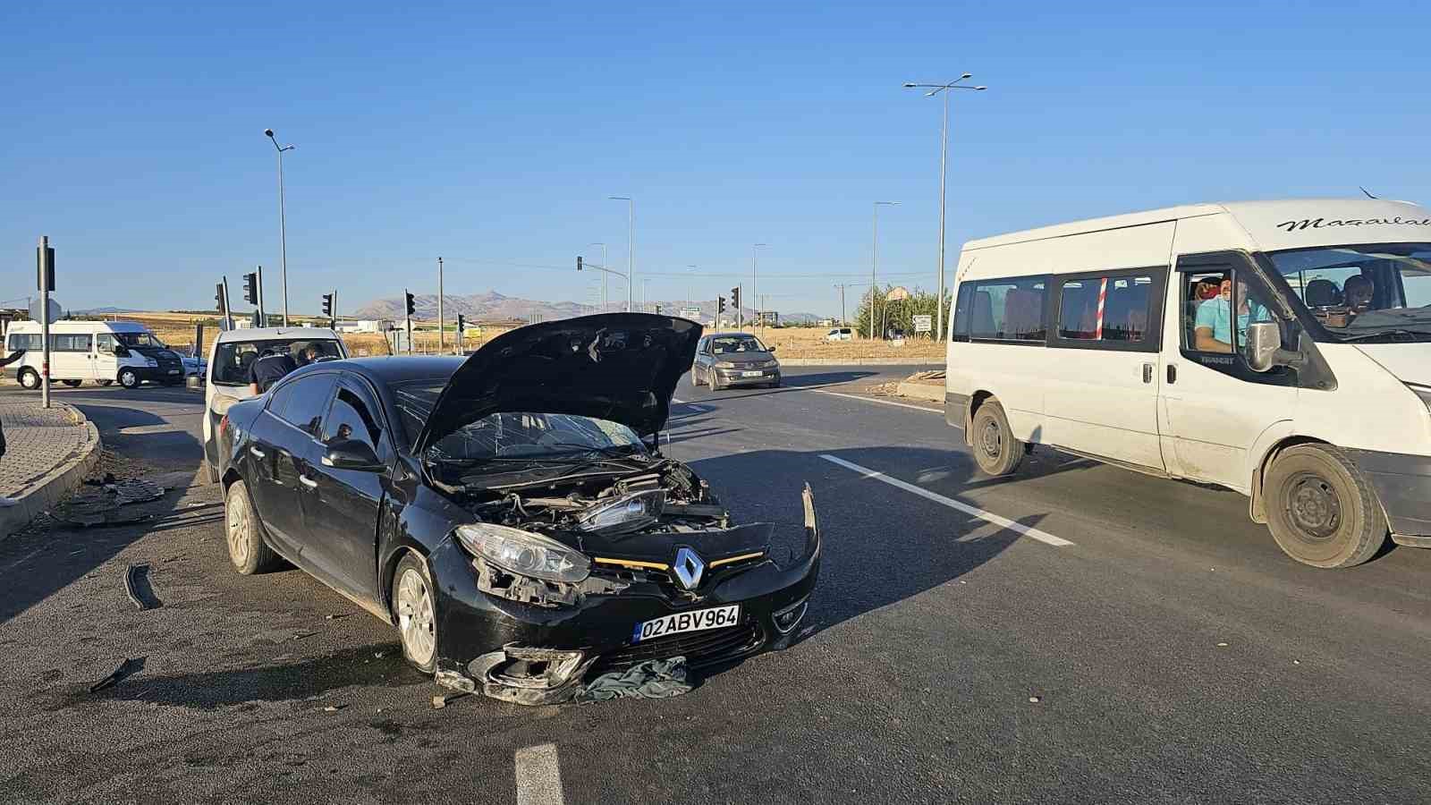 Kamyonet ile otomobil çarpıştı: 2 yaralı