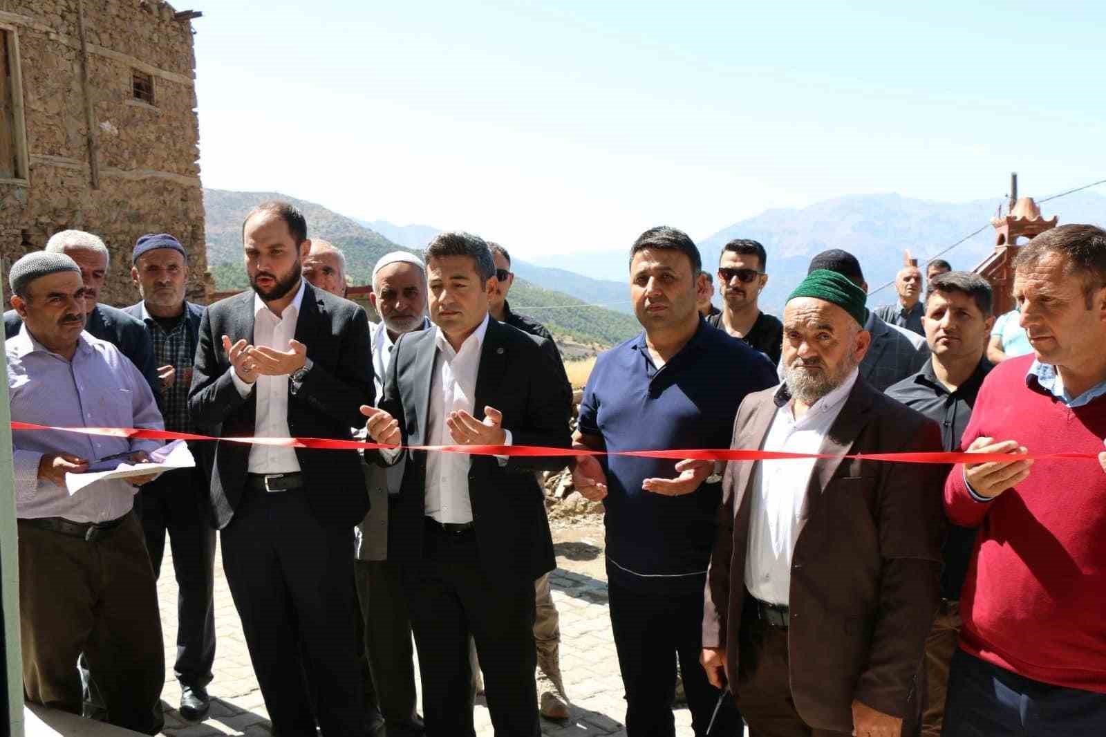 Hizan&rsquo;da yapımı tamamlanan cami ibadete a&ccedil;ıldı

