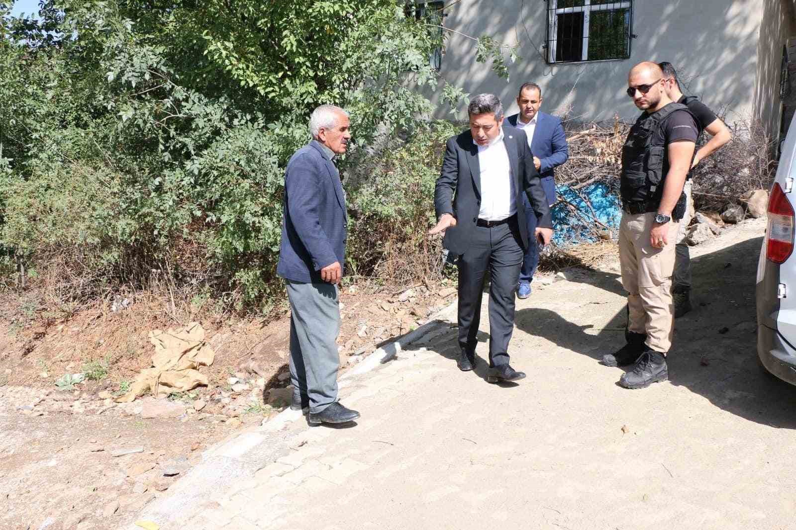 Kaymakam &Ouml;z&ccedil;elik, kilit parke taşı &ccedil;alışmalarını inceledi
