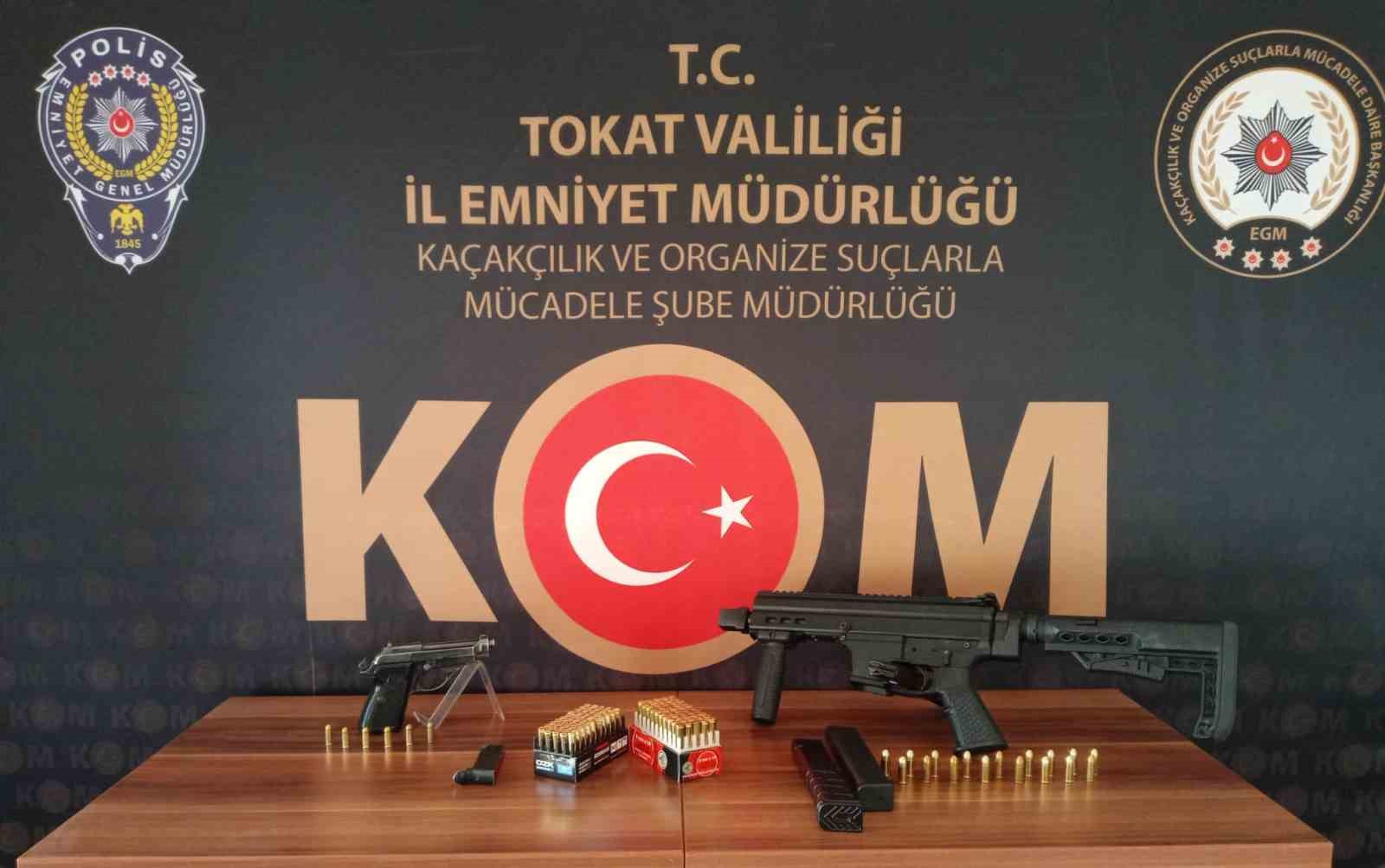 Tokat’ta aracın içinden uzun namlulu silah çıktı