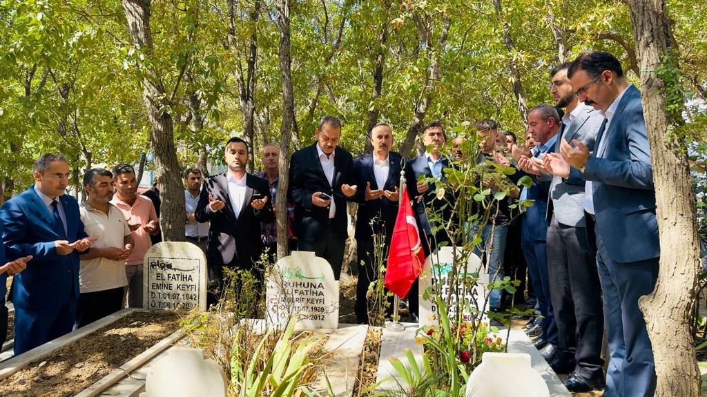 Evinin &ouml;n&uuml;nde şehit edilen Ahmet Budak mezarı başında anıldı
