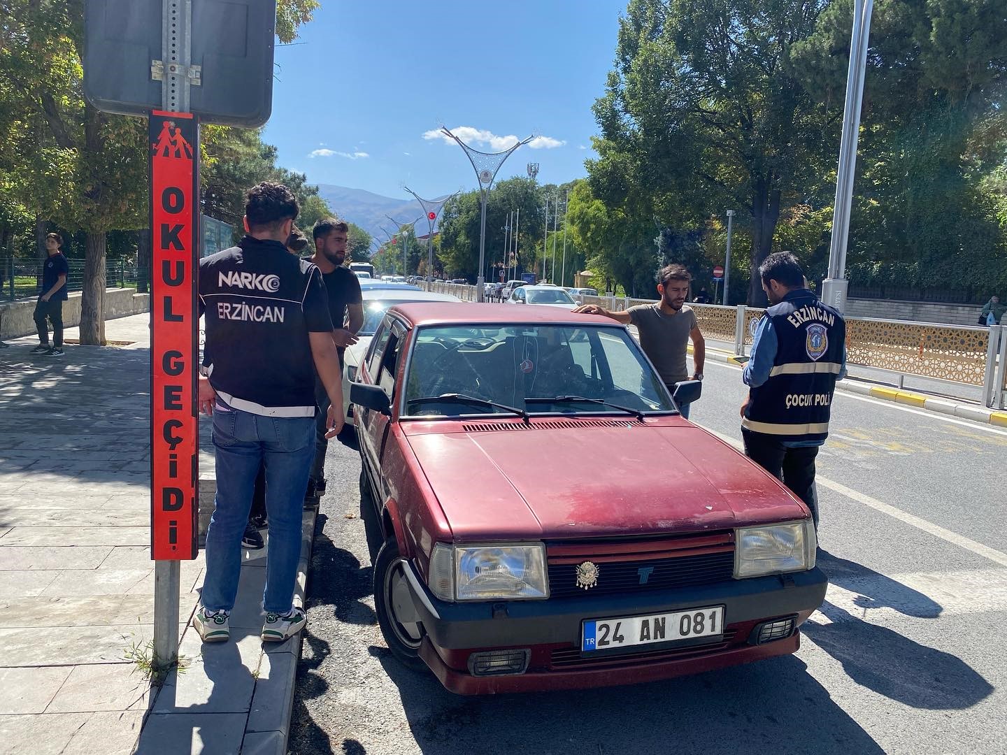 Okul &ouml;nlerinde polis denetimi
