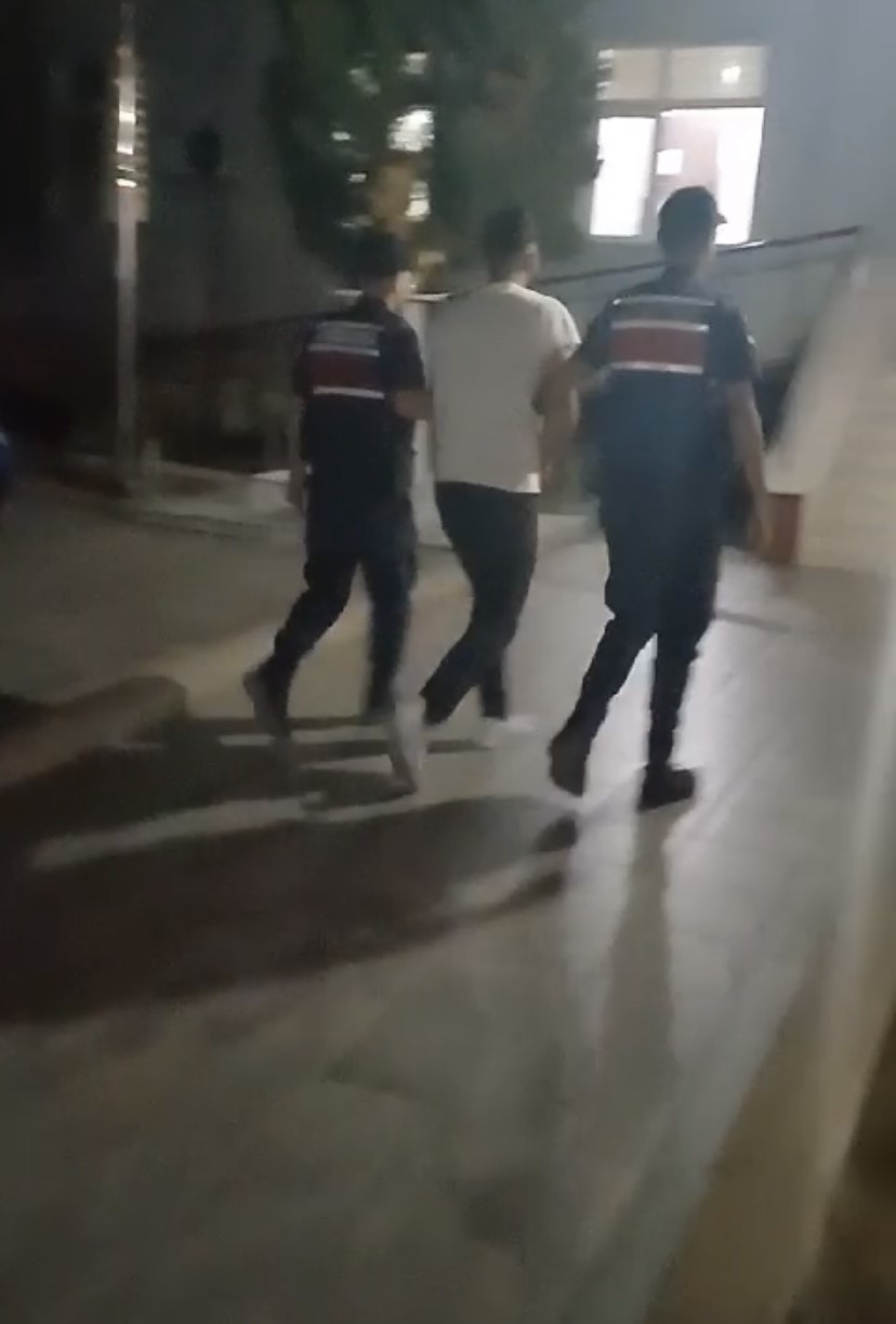 Ayvacık&rsquo;ta otelden 55 bin TL&rsquo;lik alkoll&uuml; i&ccedil;ecek &ccedil;alan hırsızlık ş&uuml;phelisi Balıkesir&rsquo;de yakalandı
