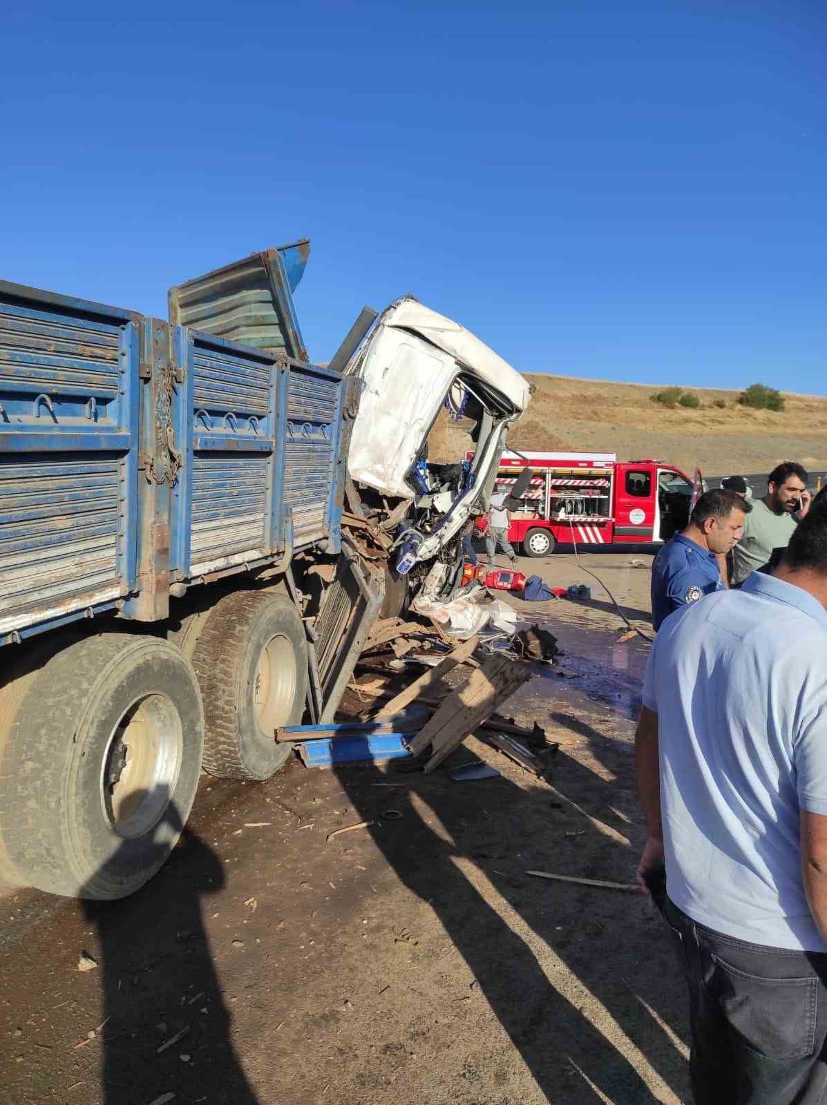 Bingöl’de kamyon ve tır çarpıştı: 2 yaralı