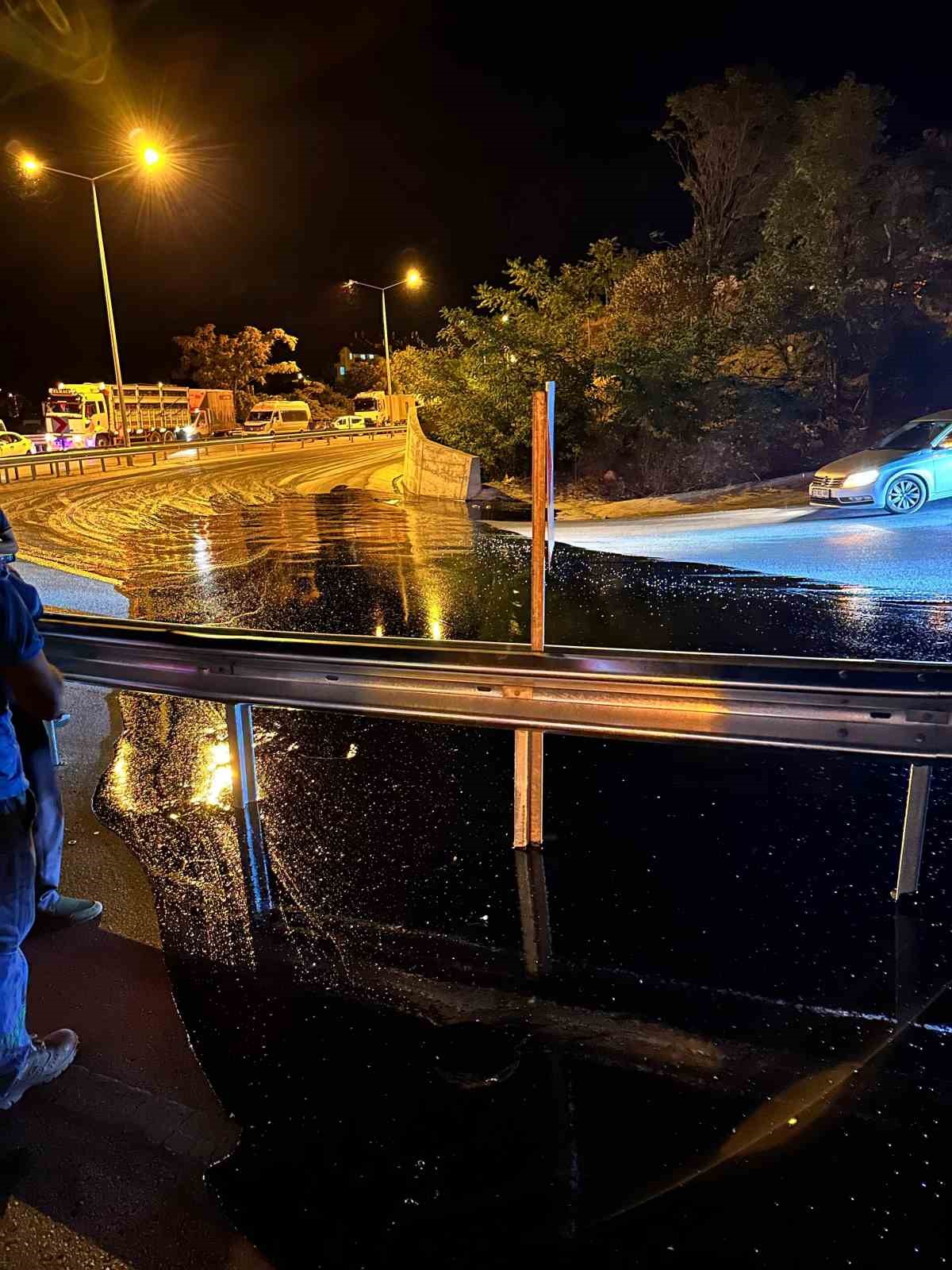 Zift dolu tanker devrildi, yol ulaşıma kapandı
