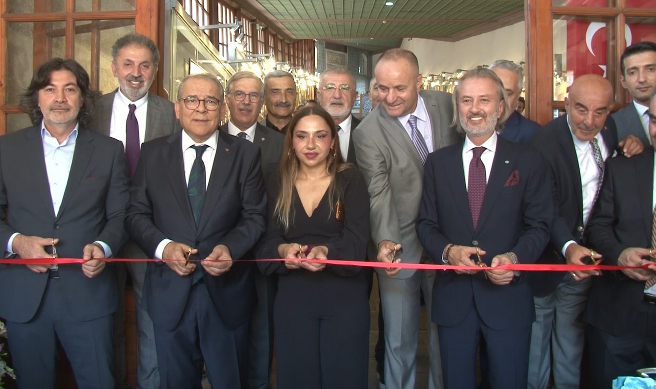 R&uuml;stem Paşa Camii&rsquo;nin laleleri Yeni Cami H&uuml;nkar Kasrı&rsquo;nda sergilendi
