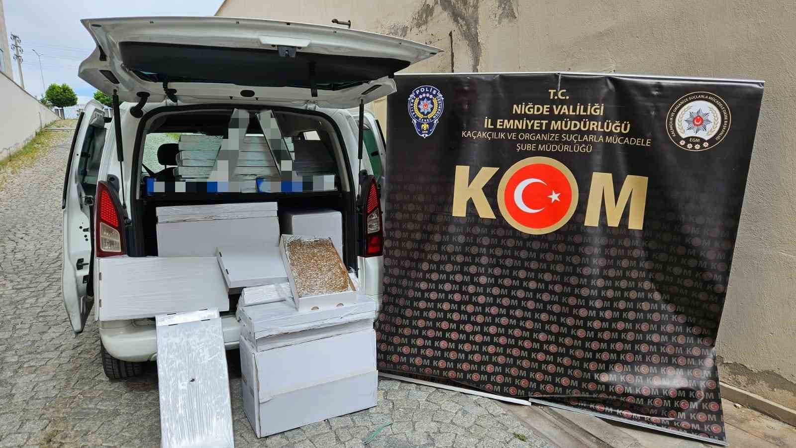 Niğde’de sahte plakalı araçta gümrük kaçağı makaron ele geçirildi