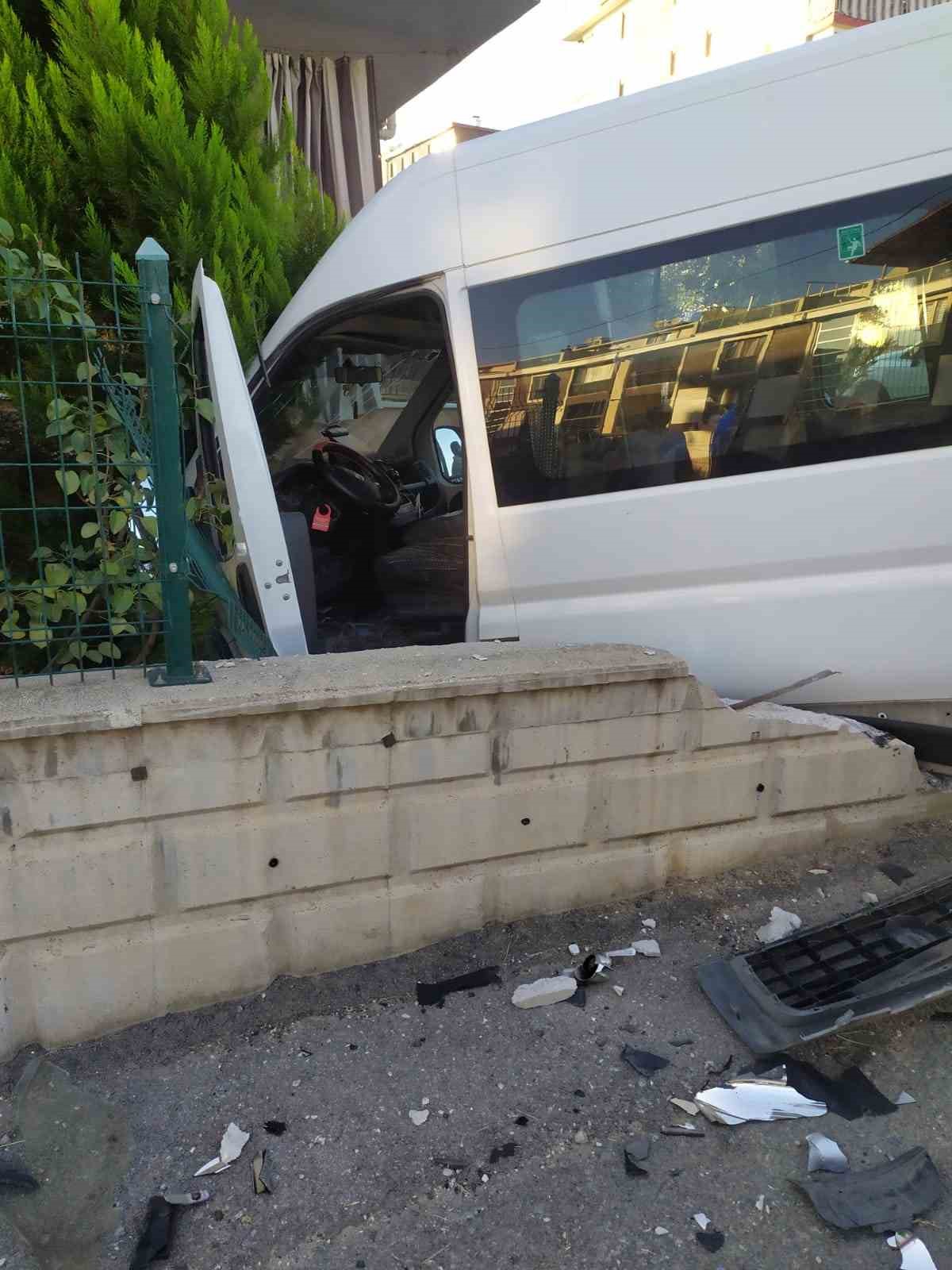 Otomobille çarpışan okul minibüsü apartman bahçesine uçtu: 14 yaralı