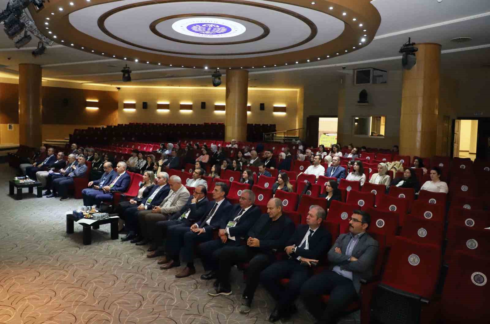 Türkiye 1. Gıda Mikrobiyolojisi Kongresi Atatürk Üniversitesi’nde devam ediyor
