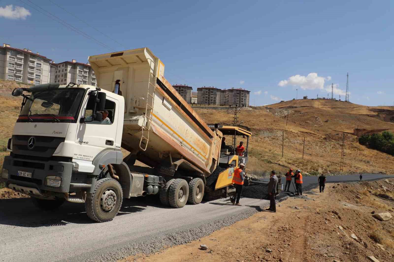 Hakkari Belediyesi asfalt startı verdi