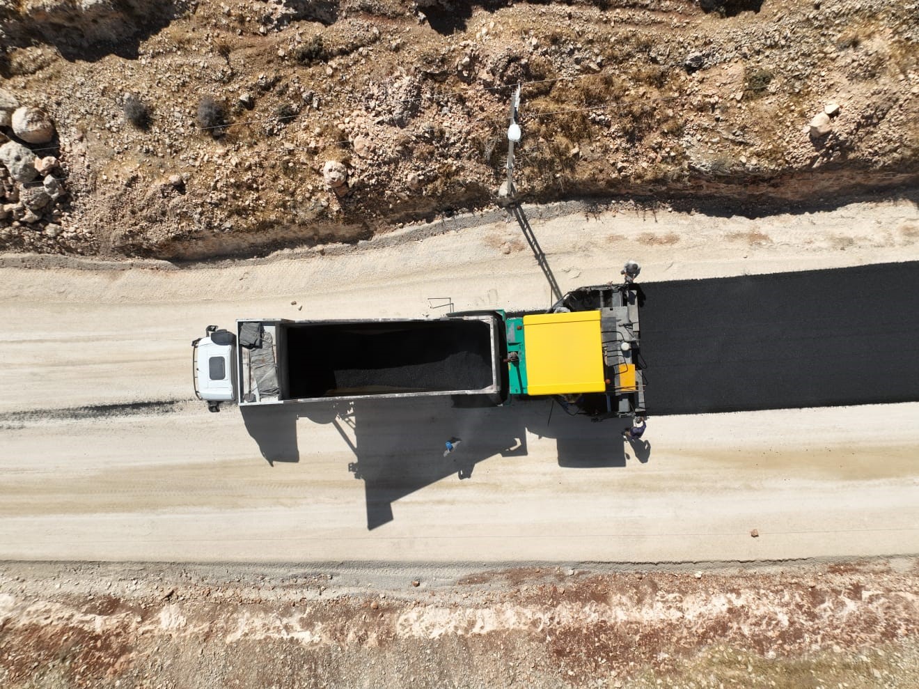 Mardin&rsquo;de T&uuml;rkmen Vadisi alternatif &ccedil;evre yoluna ilk asfalt d&ouml;k&uuml;ld&uuml;
