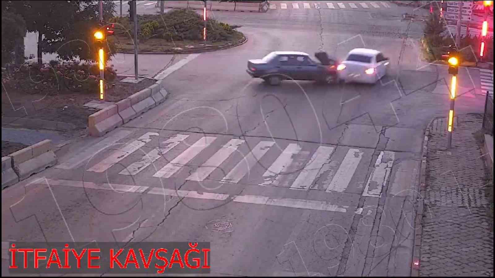 Dikkatsiz s&uuml;r&uuml;c&uuml;lerin kaza anı g&uuml;venlik kamerasında
