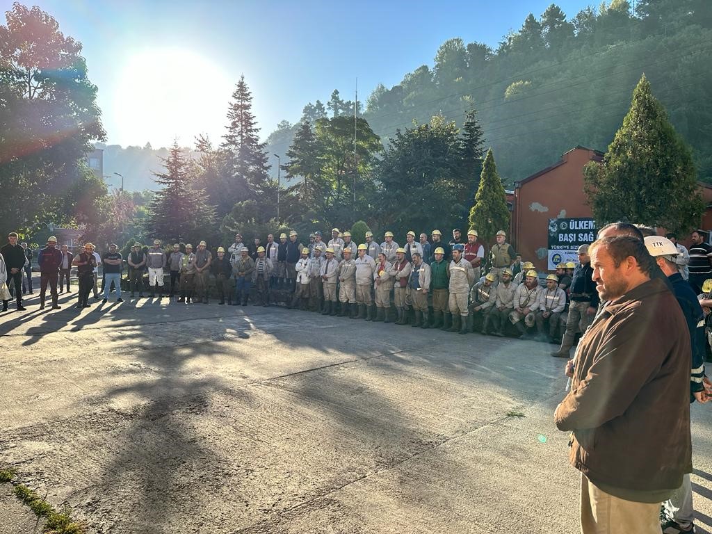 Madenciler, g&ouml;&ccedil;&uuml;kte kaybettikleri maden şehidi i&ccedil;in Kur&rsquo;an-ı Kerim okuttu
