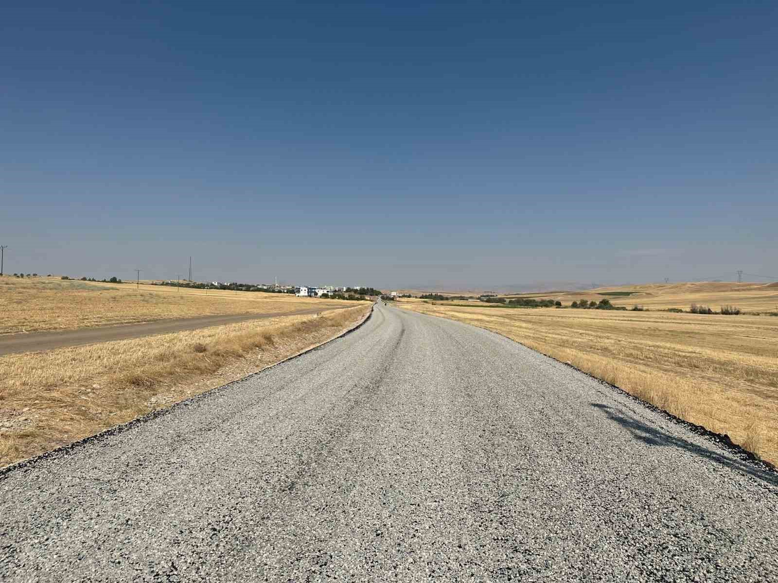 Büyükşehir Belediyesi, kırsal mahallelerde yol çalışmalarını sürüyor
