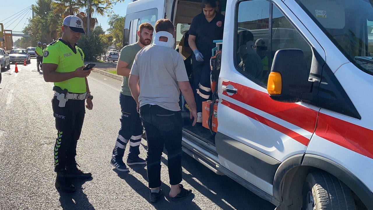 Motosiklet yayaya &ccedil;arptı: 2 yaralı
