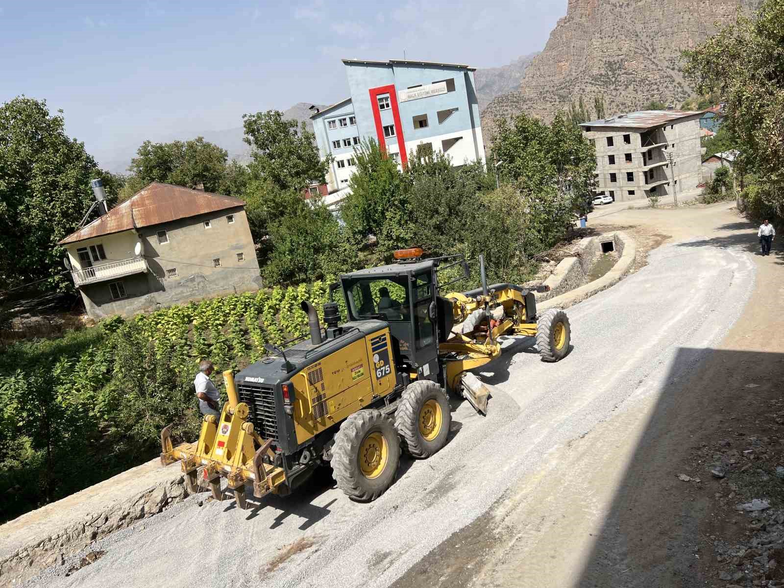 Çukurca’da yol asfaltlama çalışması
