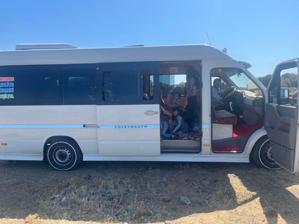 Ayvacık’ta 19 kaçak göçmen ile 1 göçmen kaçakçısı yakalandı