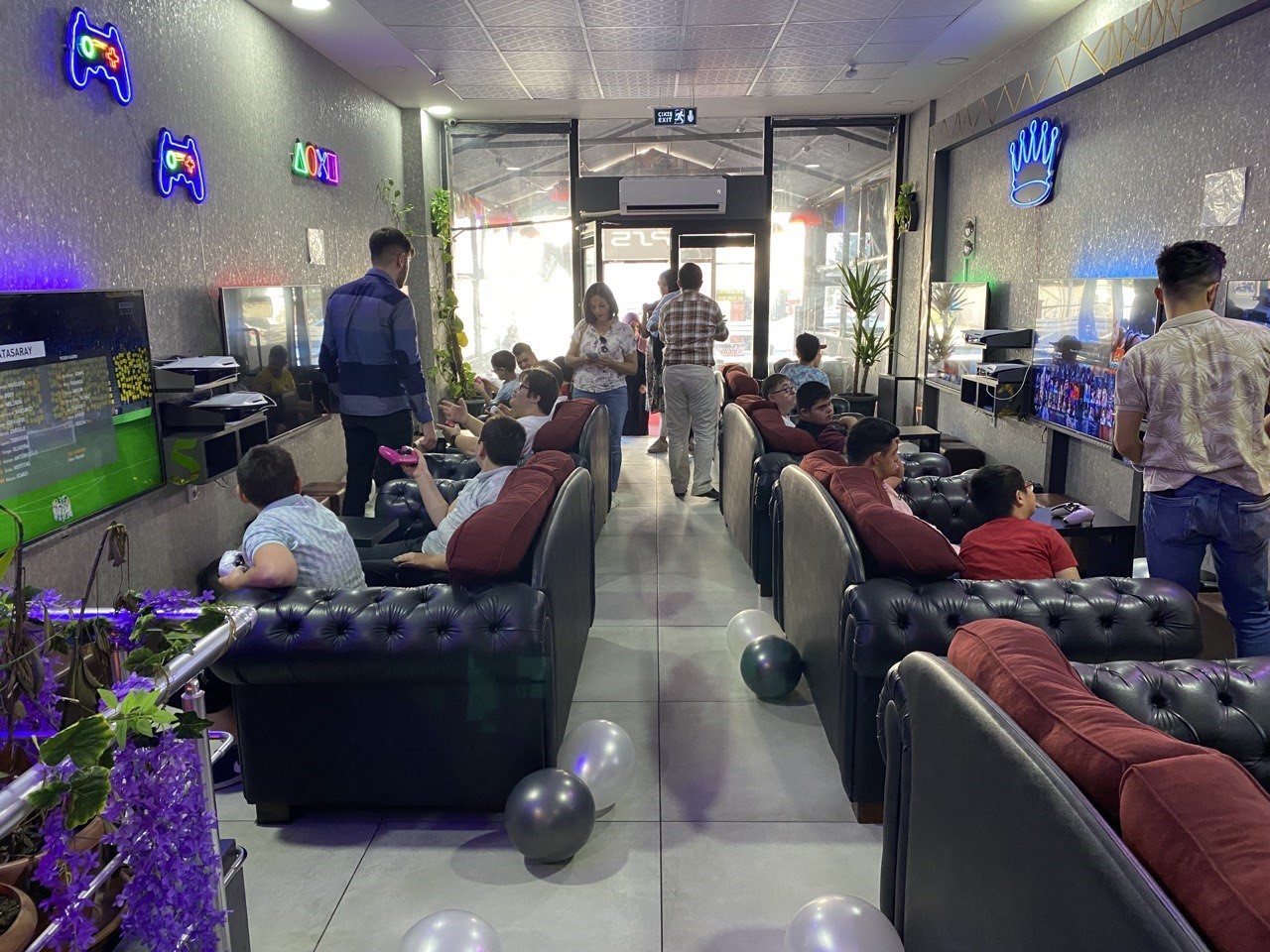 Down sendromlu çocuklar oyun salonunda eğlendi