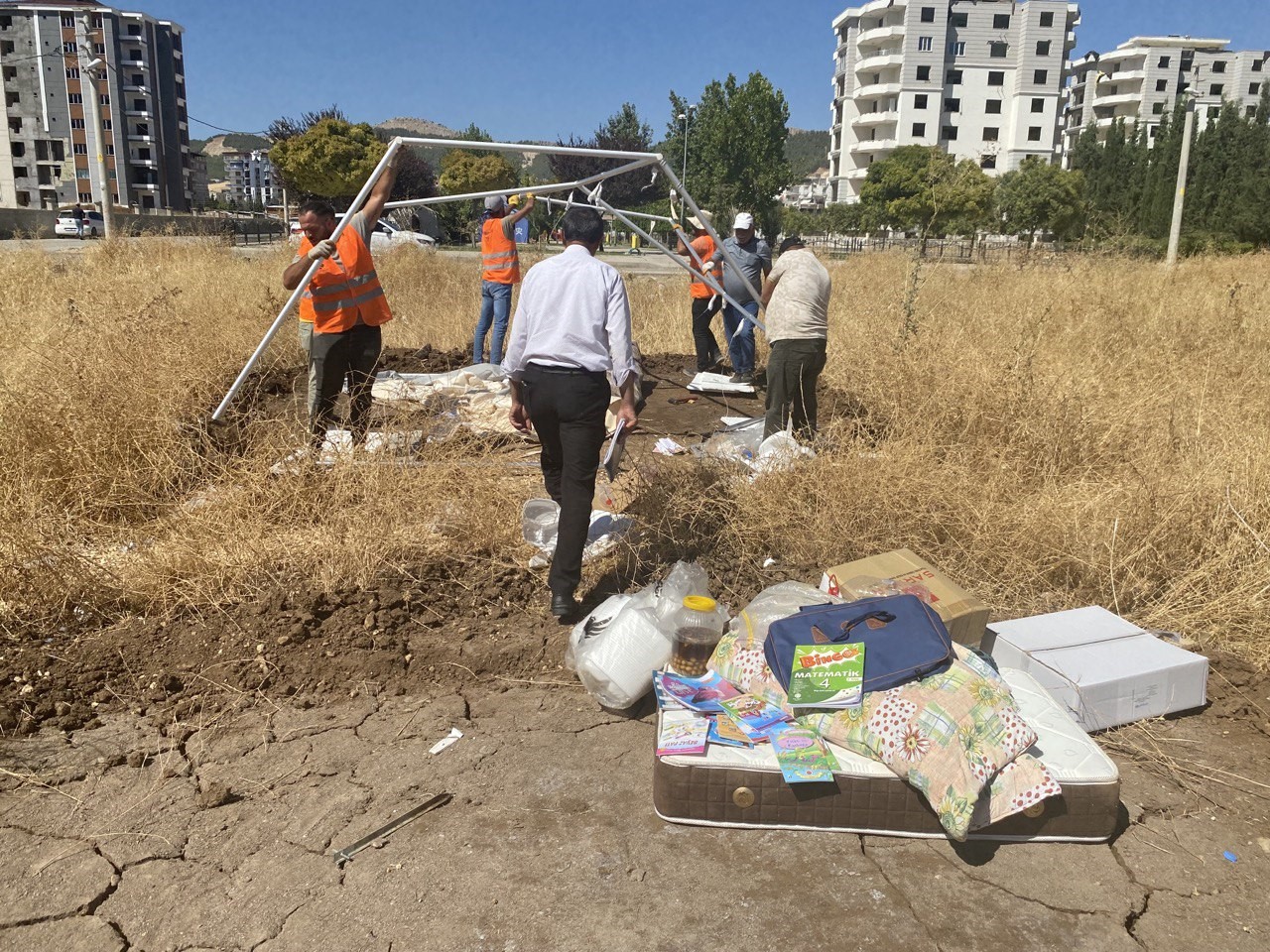 Çadırlarda kalan kiracılar konteyner talep ediyor
