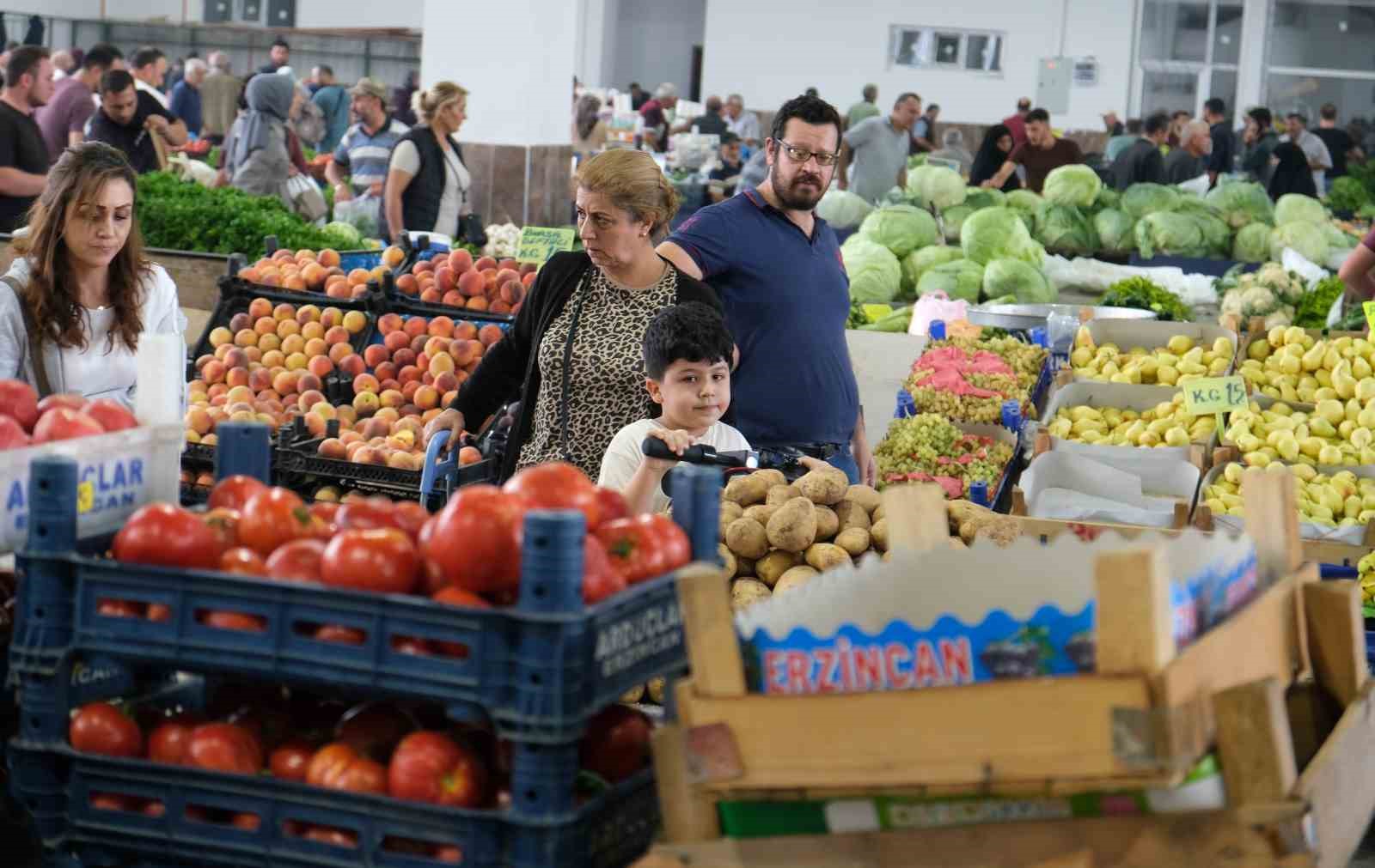 Kapalı semt pazarında cumartesi yoğunluğu